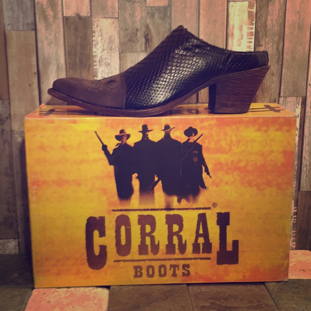 Corral Boots. Python Brown. Goat leather. Size 8.